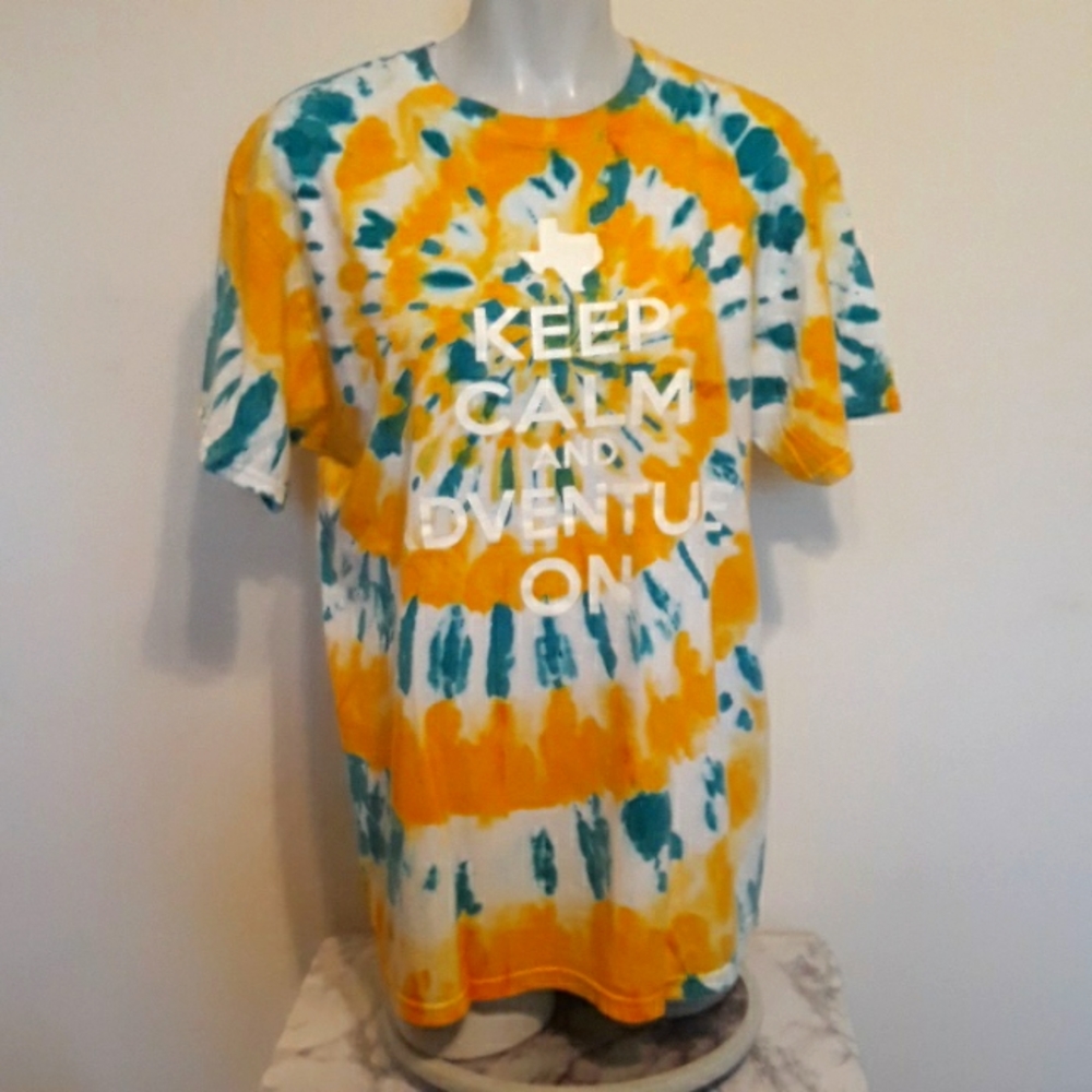 TEXAS Keep Calm and Adventure On Yellow Tiedye Tee Gildan L‎